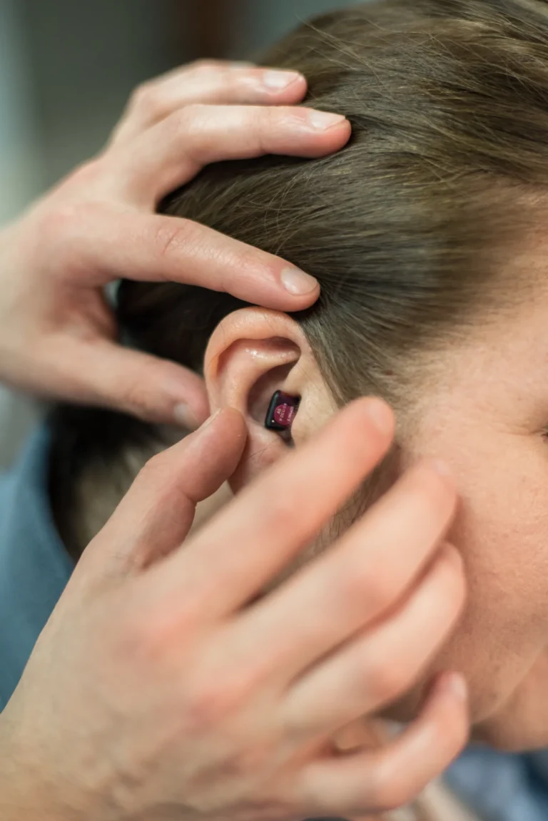 Ajuste del audífono detrás de la oreja