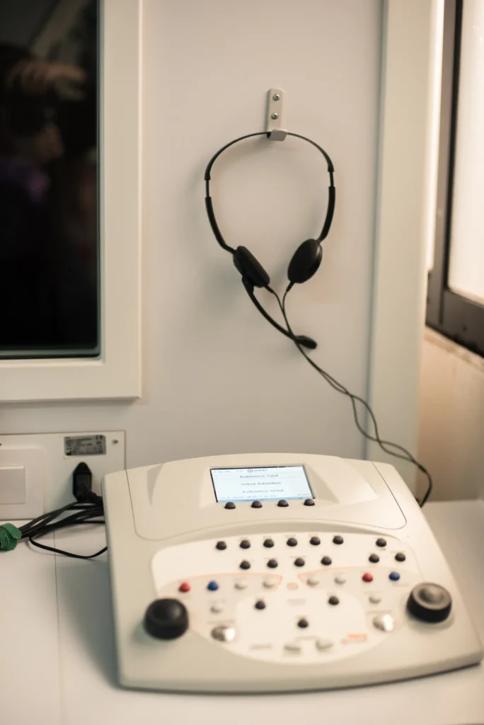 Audiómetro clínico y auriculares para audiometría
