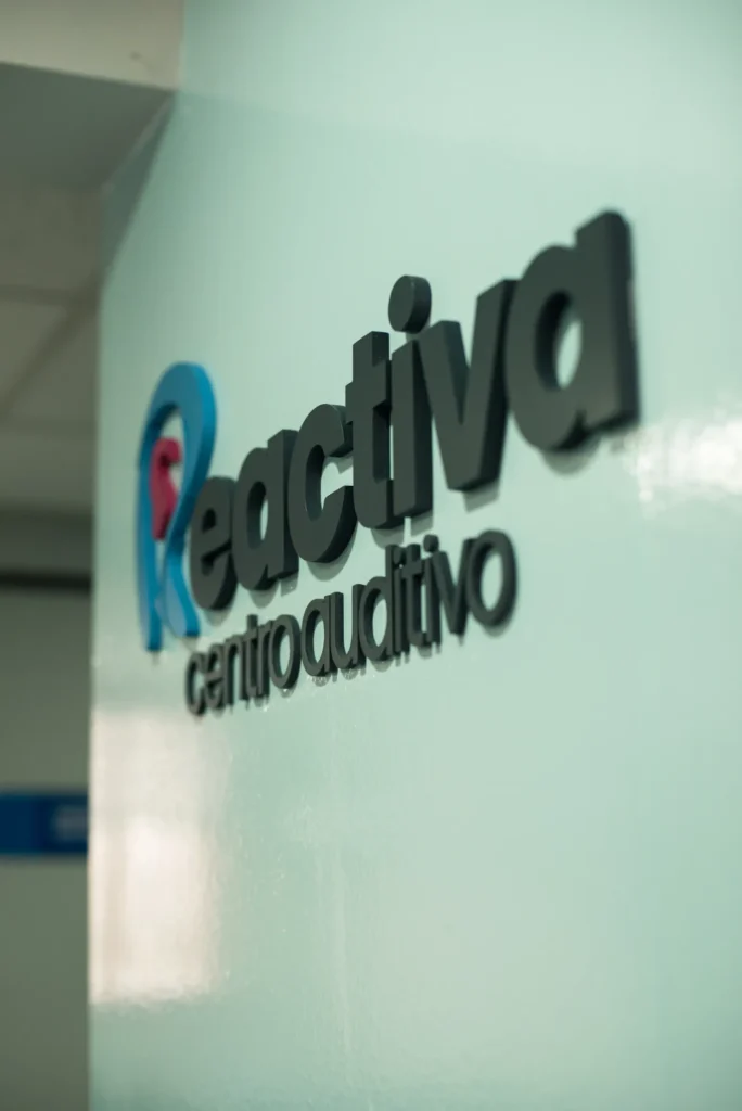 Logo de Centro Auditivo Reactiva en el muro del centro