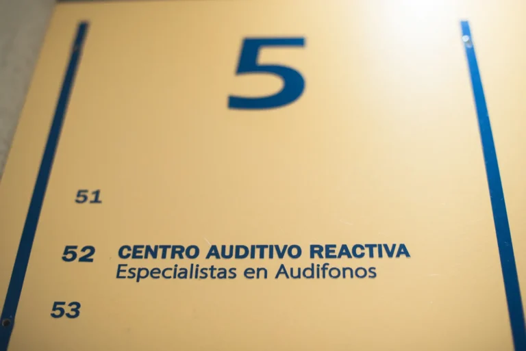Señalética de Centro Auditivo Reactiva, oficina 52, quinto piso
