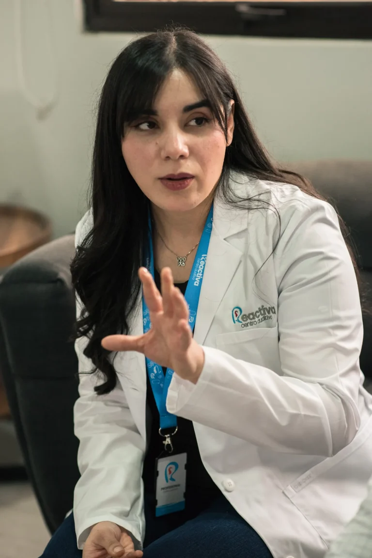 Valeria Neculmán explicando el proceso de atención