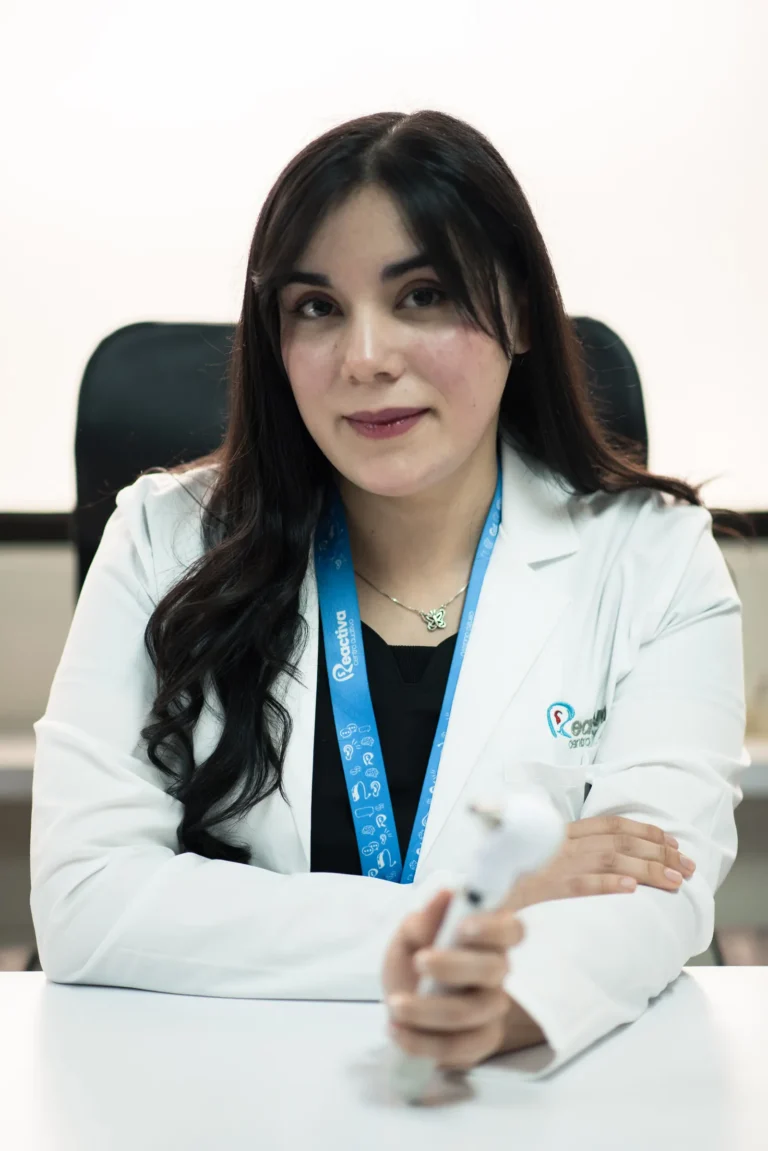 Valeria Neculmán, fonoaudióloga, en su escritorio de atención