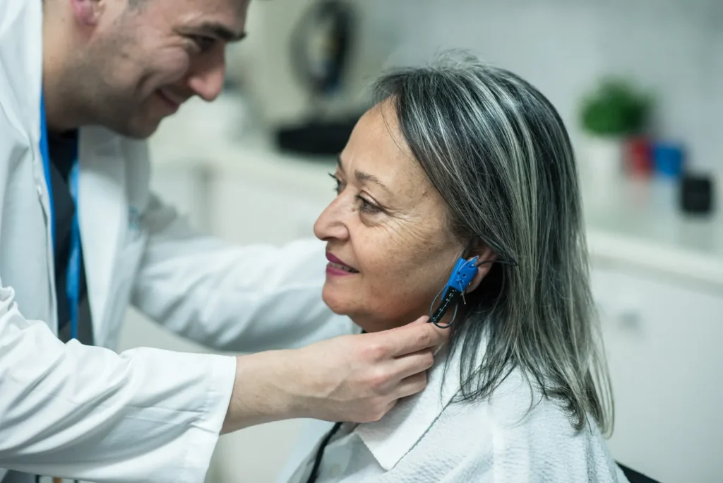 Fonofonoaudiólogo coloca la sonda de medición en oído real